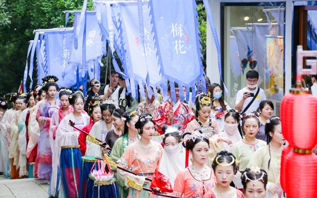 The Popularity of Hanfu Culture: When Traditional Hanfu Dress Comes to Contemporary Life-10