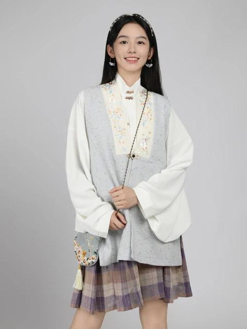 Love Me, Love My Voice: Exploring the Modern Hanfu Fashion Style of the Female Protagonist-8