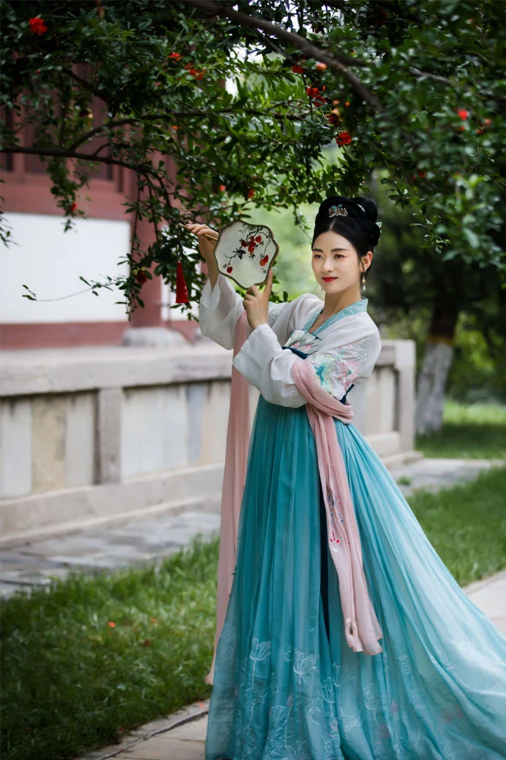 The Rise of Traditional Chinese Fashion in Luoyang-3