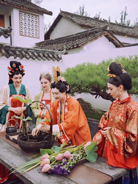 Can Foreigners Wear Hanfu? 3 Non-Chinese Ladies' Experience Tells You the Answer-31