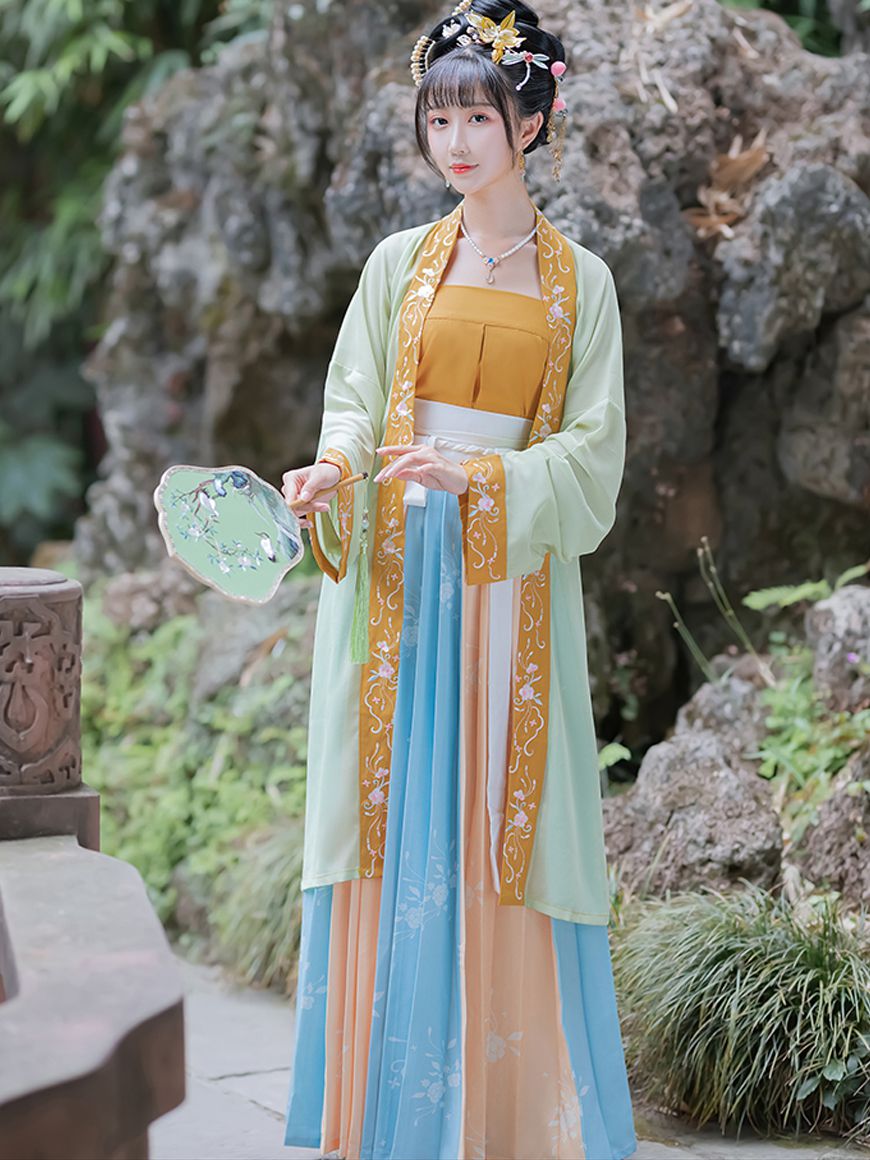 An introduction to the Chinese Traditional Costume – Beizi 2020-1