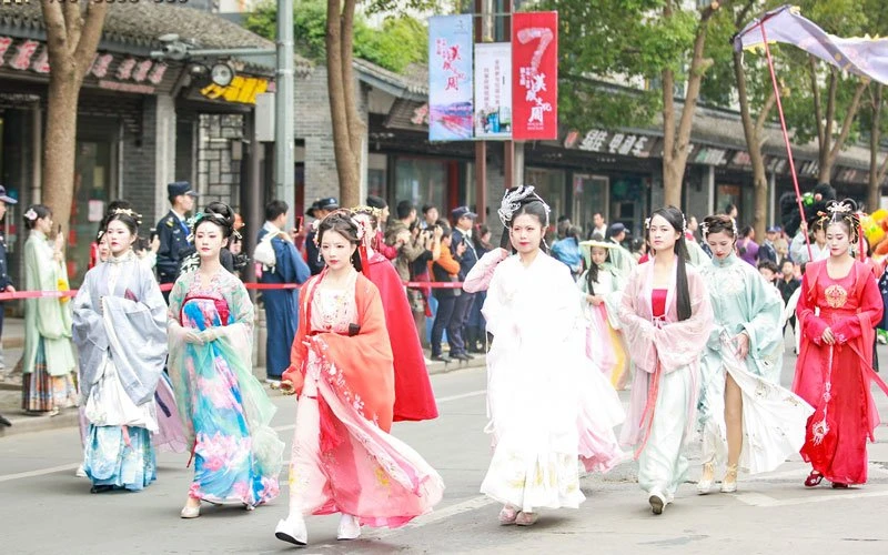 Fang Wenshan: We Need the New Style Hanfu to Adapt the Modern Society-5