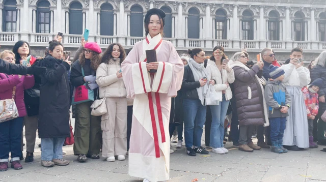 Traditional Hanfu Debuts at Venice Carnival-6