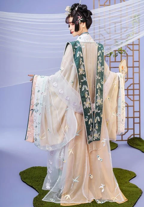 4 Sets of Gorgeous Hanfu Women Suits for 2021-20