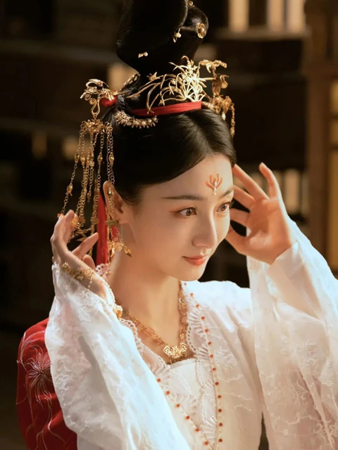 Exploring the Historical Context and Makeup Trends of Huadian in Cdramas-8