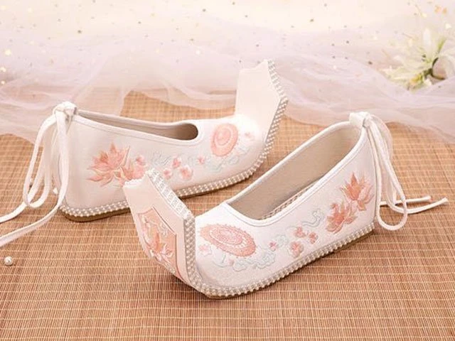 The 12 Beautiful Traditional Chinese Embroidered Shoes-5