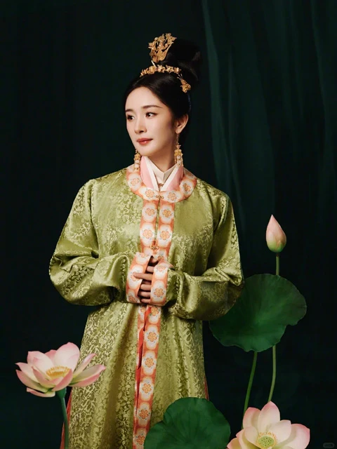 Yang Mi's Stunning Hanfu Style at the 2024 Henan Spring Festival Gala-12