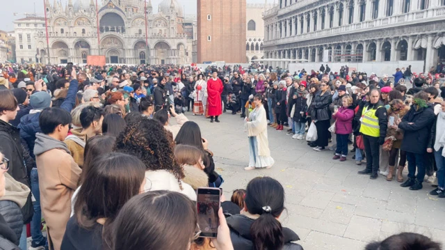 Traditional Hanfu Debuts at Venice Carnival-10