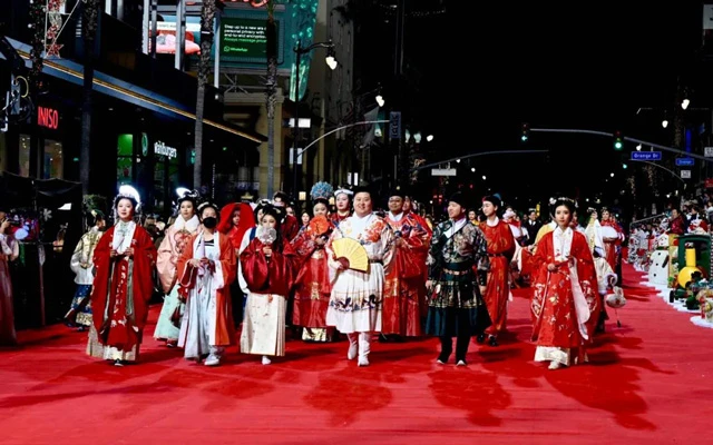 Chinese Hanfu in Hollywood Christmas Parade-3