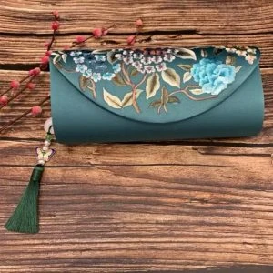 6 Beautiful Bags for Going in Traditional Chinese Clothing-5