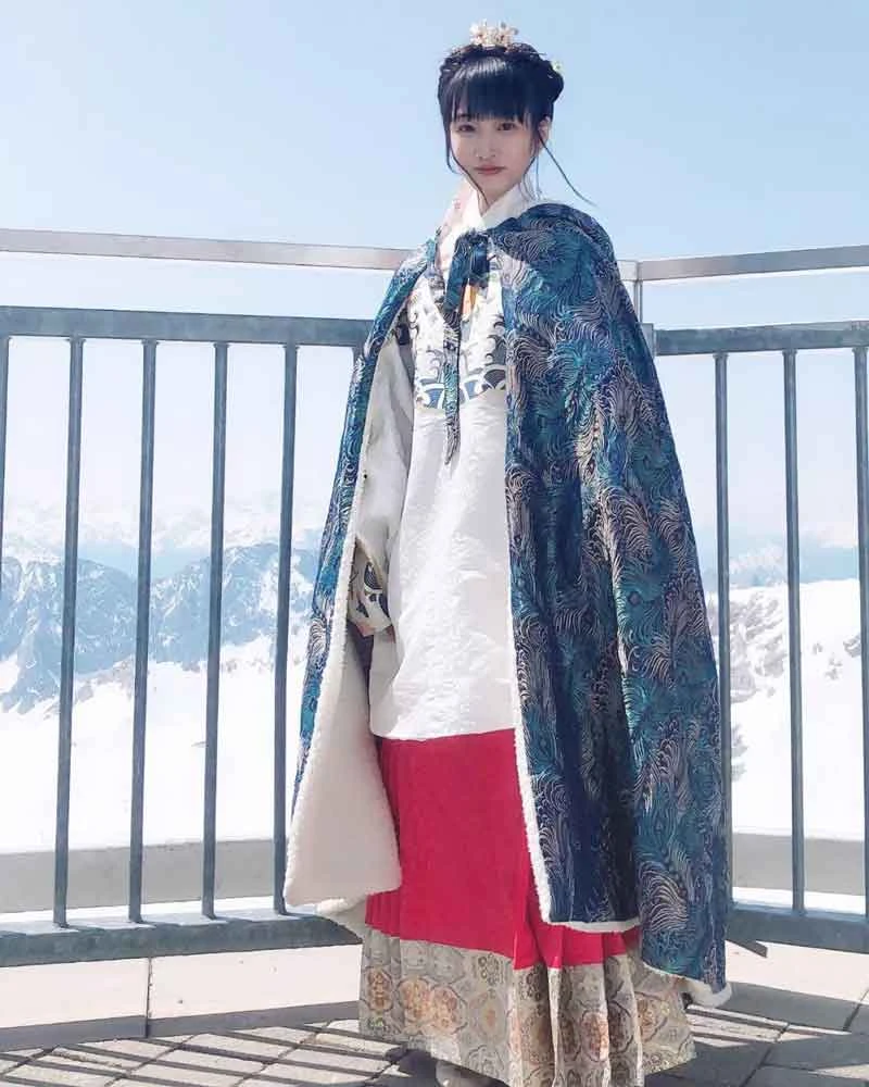 Chinese Girls Wear Hanfu to Climb the Highest Chug Peak in Germany-3