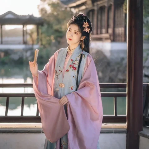 The Evolution of Spring Hanfu Attire Across Dynasties-3