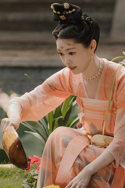 Song Yi Surprised Everyone Again! With Her Stunning Ancient Costume Look-10