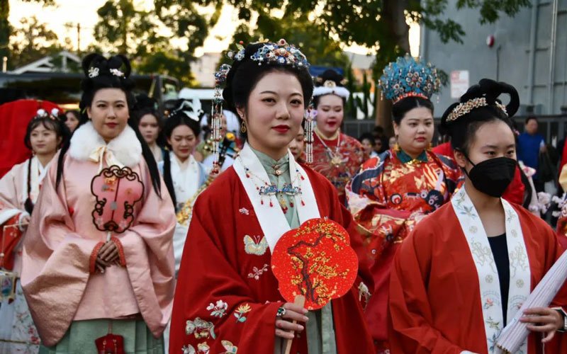 Chinese Hanfu in Hollywood Christmas Parade-1