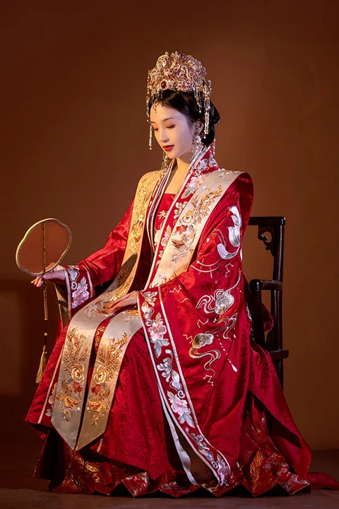 Unveiling the Rich History of Chinese Wedding Attire-11