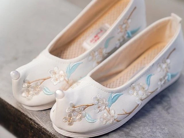 The 12 Beautiful Traditional Chinese Embroidered Shoes-2