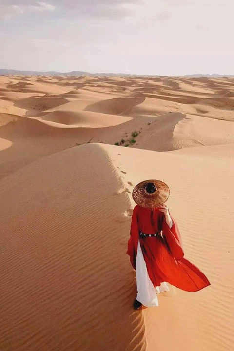 A Man Wearing Hanfu Traveling the World at Large for 6 Year-38