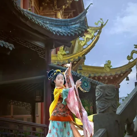 The Evolution of Spring Hanfu Attire Across Dynasties-6