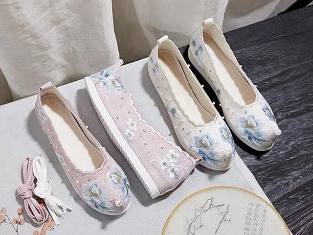 The 12 Beautiful Traditional Chinese Embroidered Shoes-4