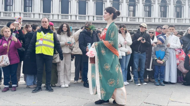 Traditional Hanfu Debuts at Venice Carnival-8