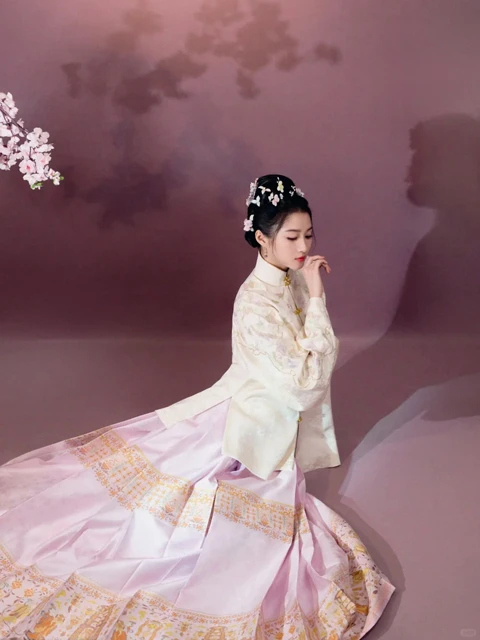 2024 Spring Festival Gala Highlight: Nian Jin - Traditional Hanfu and Ornate Designs-16