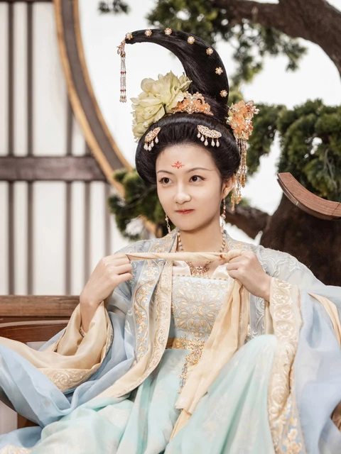 Unraveling the Intriguing Plot of Royal Rumours: A Must-Watch Romantic Costume Drama-8