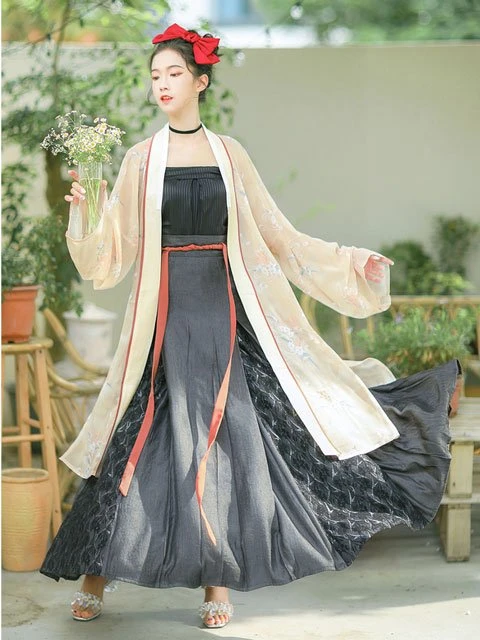 Reimagining the Returning Modern Hanfu-7