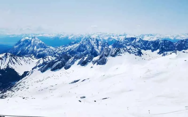 Chinese Girls Wear Hanfu to Climb the Highest Chug Peak in Germany-1