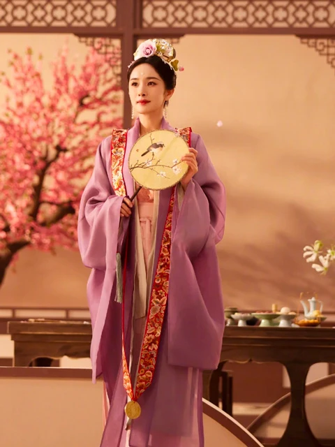 Yang Mi's Stunning Hanfu Style at the 2024 Henan Spring Festival Gala-9