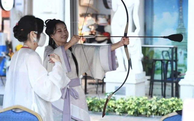 New Gestures of Hanfu Dissemination