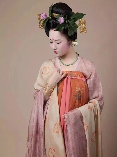 Recover 200 Sets Hanfu in 12 years – They Amazing the World