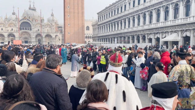 Traditional Hanfu Debuts at Venice Carnival-9