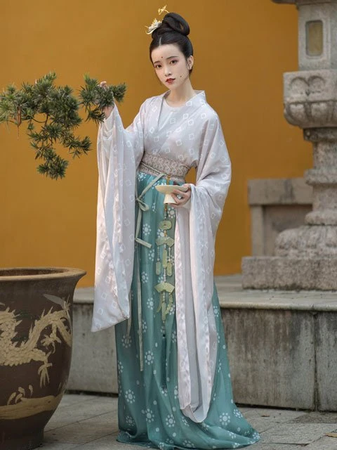 12 Latest Fashion Chinese Clothing Hanfu Styles in Runway-9