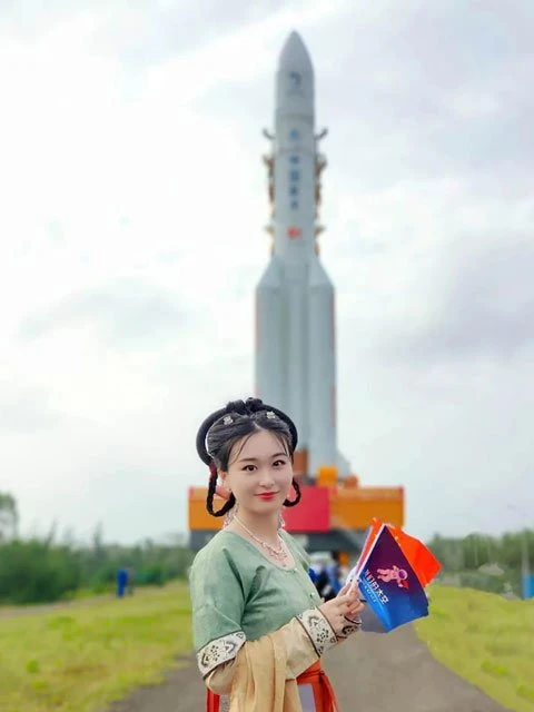 Cui Yihan -The Hanfu Girl Behind Chang'e-5-2