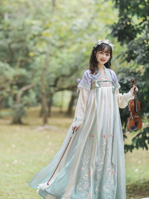 4 Stunning Tang Style Hanfu for Women That Look Pretty-9