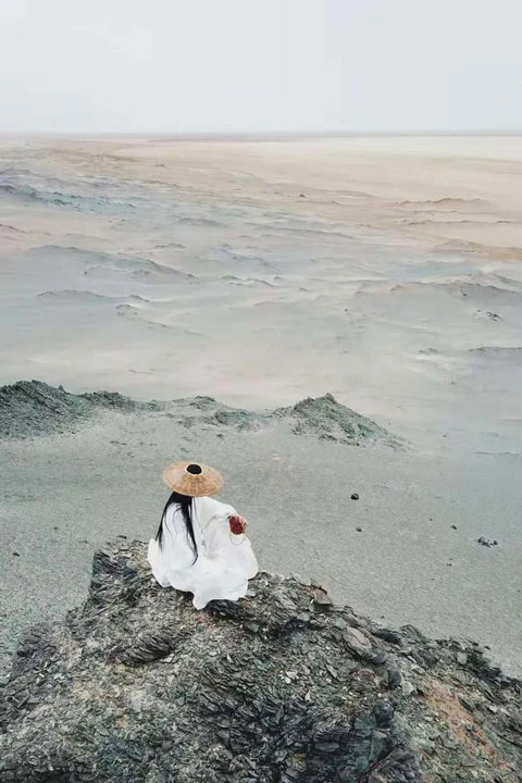 A Man Wearing Hanfu Traveling the World at Large for 6 Year-26