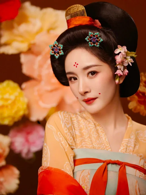 Yang Mi's Stunning Hanfu Style at the 2024 Henan Spring Festival Gala-3