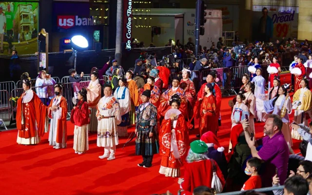 Chinese Hanfu in Hollywood Christmas Parade-4