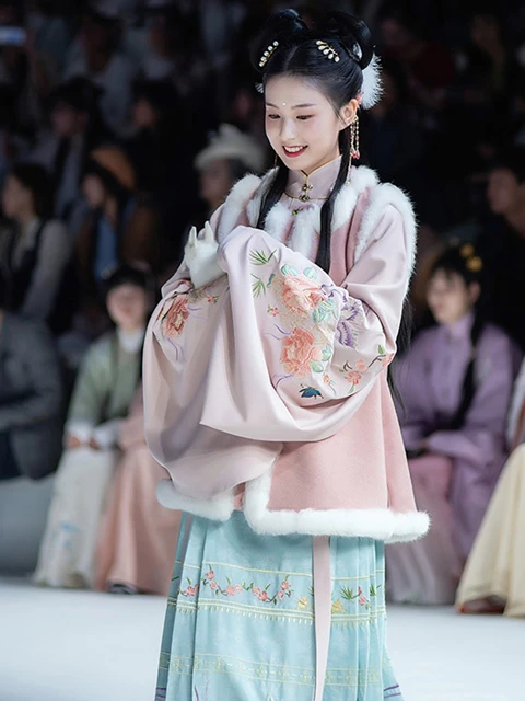 Winter Hanfu Outfit Ideas Without Looking Bulky-5