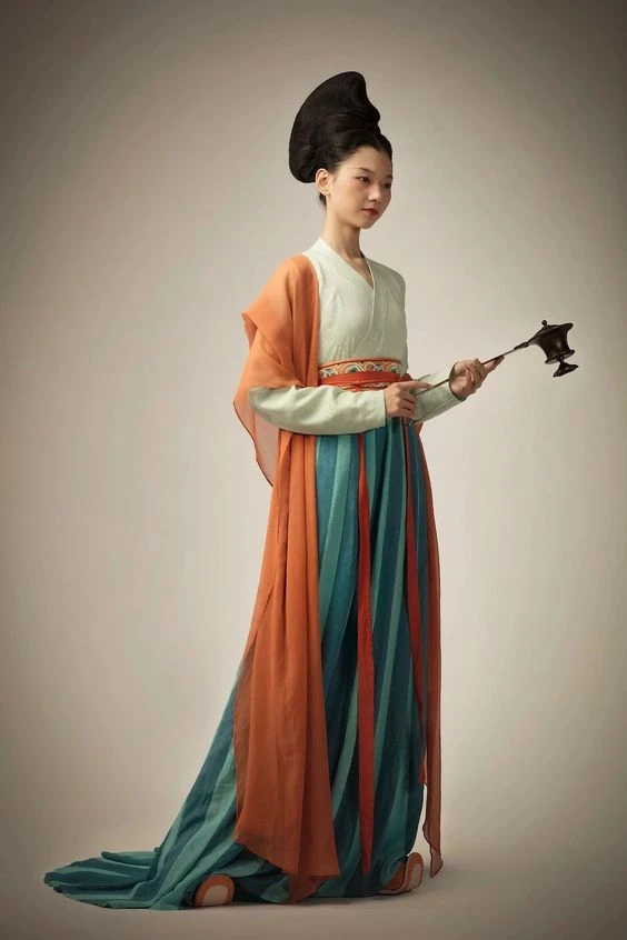 Recognizing Iconic Hanfu Styles From 6 Key Dynasties-5