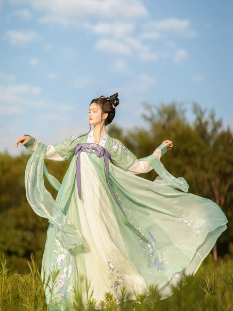 Poses To Take Photo with Hanfu