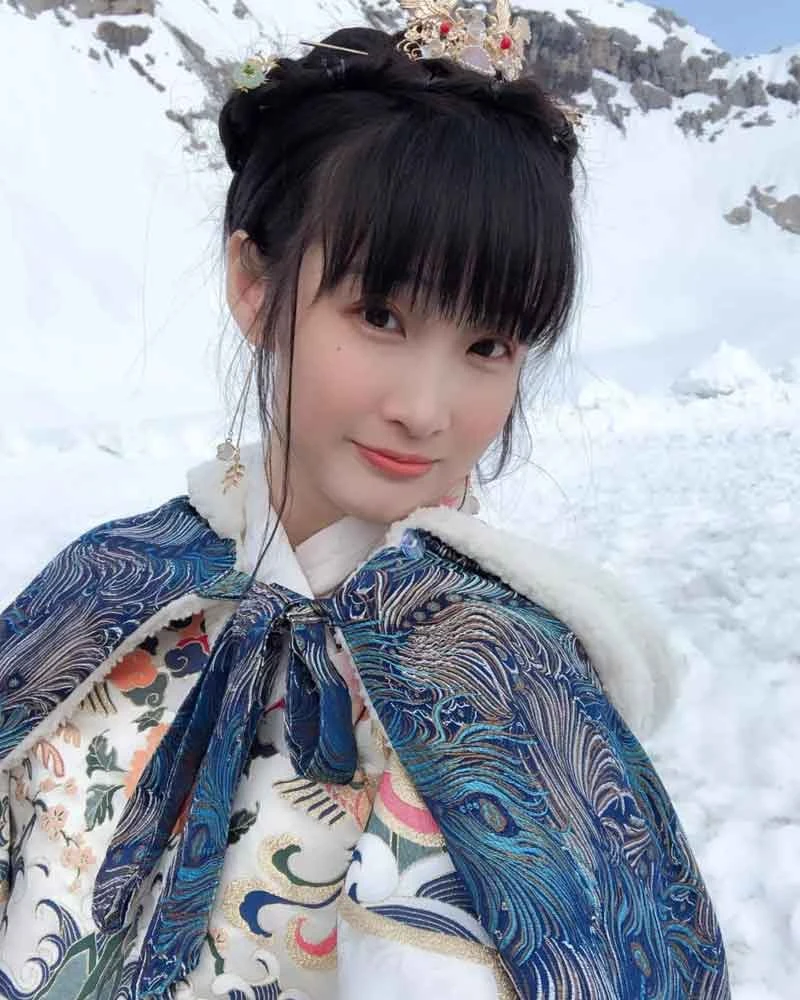 Chinese Girls Wear Hanfu to Climb the Highest Chug Peak in Germany-4