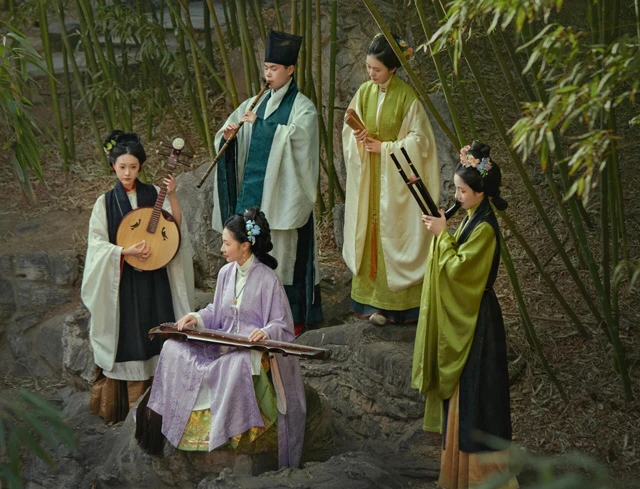 Featuring 9 Classic Chinese Instruments in Hanfu Photo Shoots