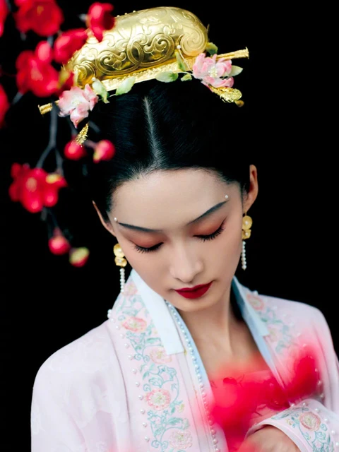 2024 Spring Festival Gala Highlight: Nian Jin - Traditional Hanfu and Ornate Designs-15