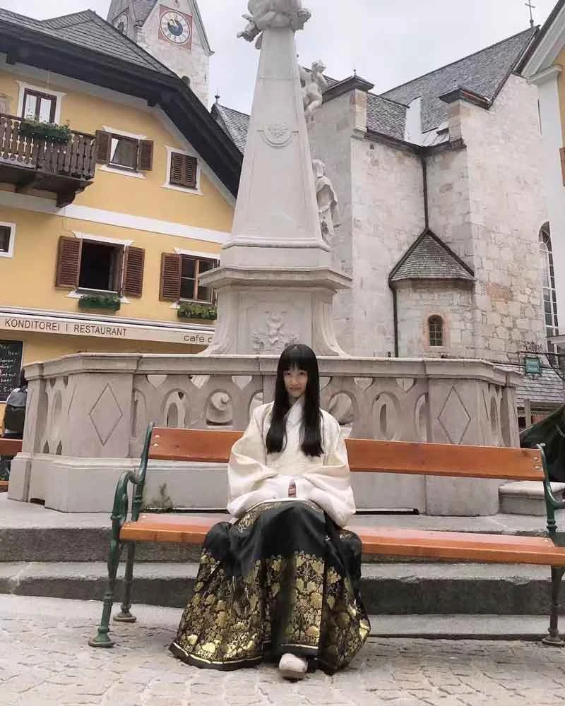 Chinese Girls Wear Hanfu to Climb the Highest Chug Peak in Germany-8