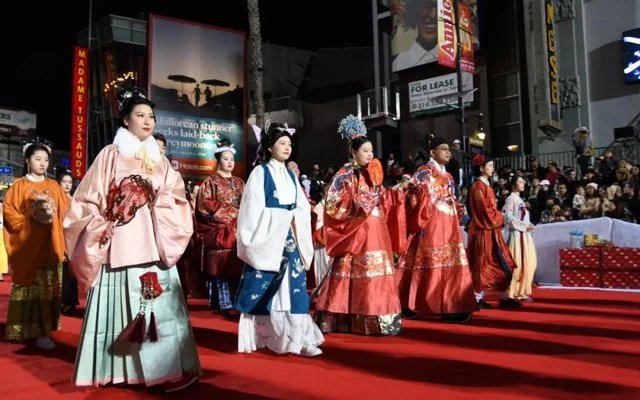 Chinese Hanfu in Hollywood Christmas Parade-5