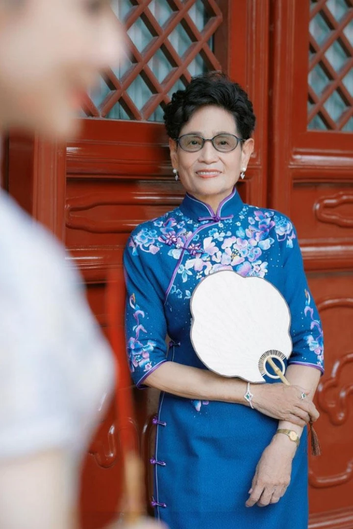 Subway Cheongsam Grandmas: Time Never Defeats Beauties-2