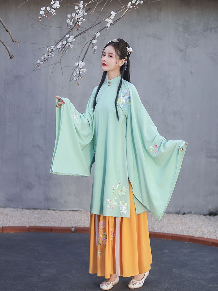 The Difference Between Modern and Traditional Chinese Clothing-1