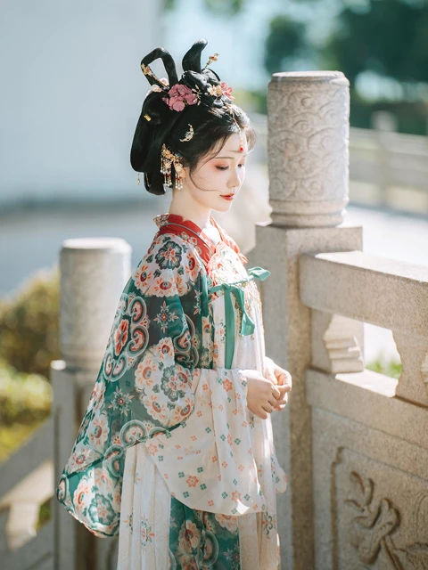 Recreating Historical Hanfu Makeup – Bloger Xiao Zhuang