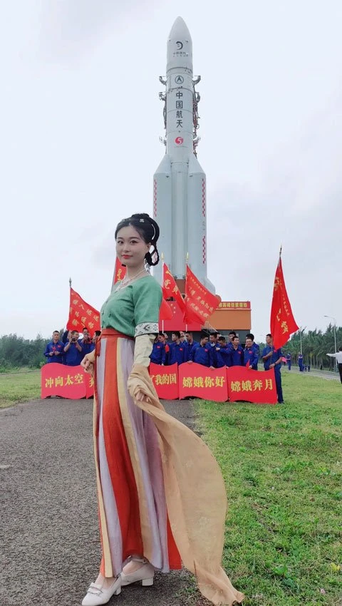 Cui Yihan -The Hanfu Girl Behind Chang'e-5-5